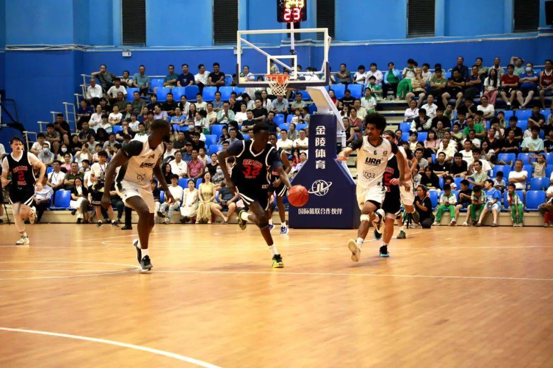 关于队员实力强大！篮球联赛重要轮次比赛座无虚席的信息