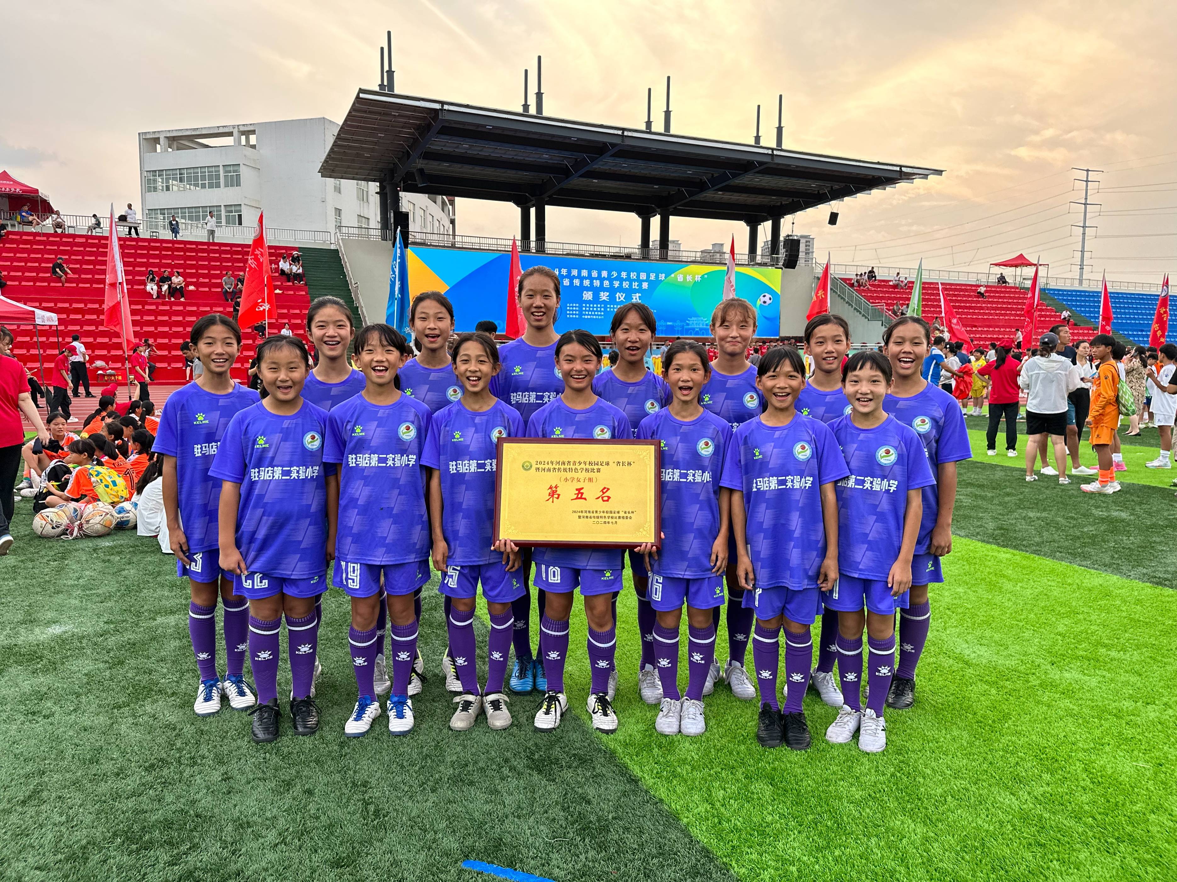 精彩的比赛中球队们展现出无比激情的角逐