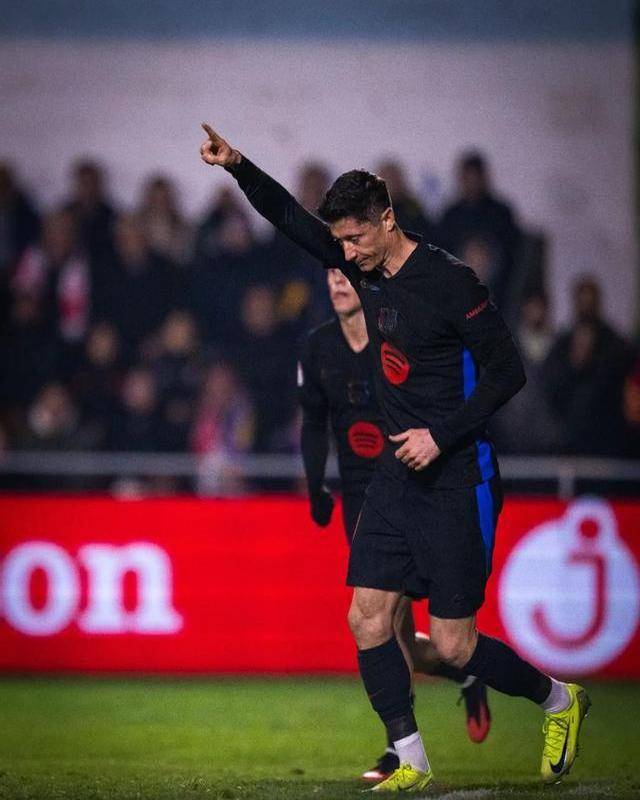 莱万多夫斯基伤愈复出，高光表现首场表现抢眼，TES球迷欢呼！