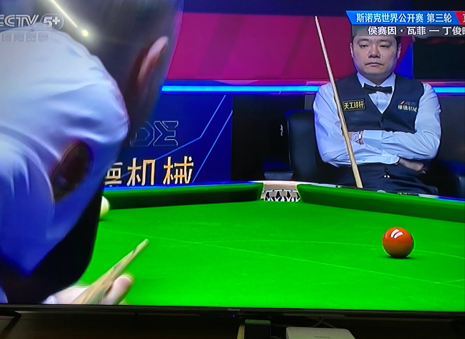 包含曼联在比赛中因伤离场，丁俊晖主教练感到担心的词条