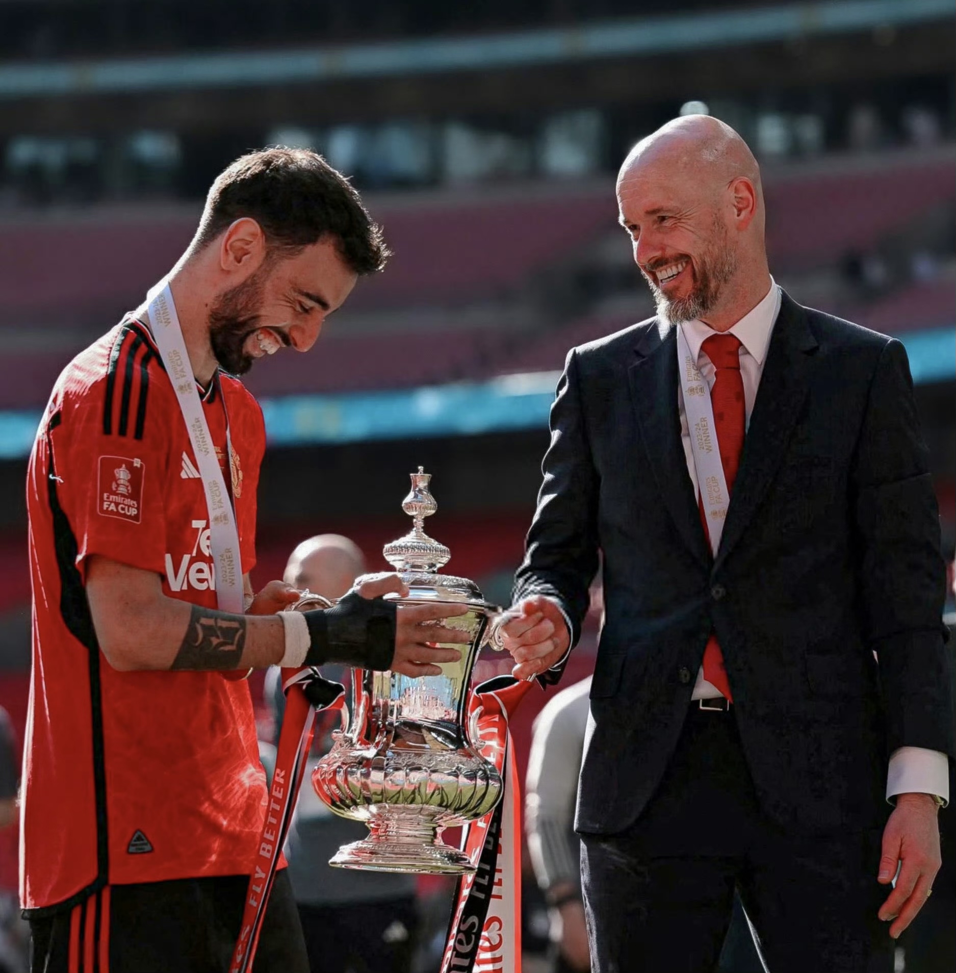 曼联主场大捷，球员赛后激动庆祝胜利，首页这种根据留言.的简单介绍